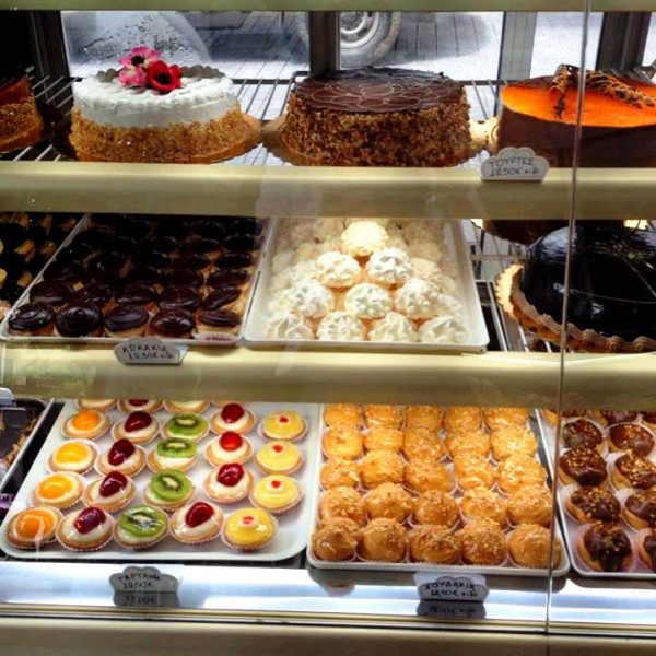 Sütemények és torták egy görög cukrászdában